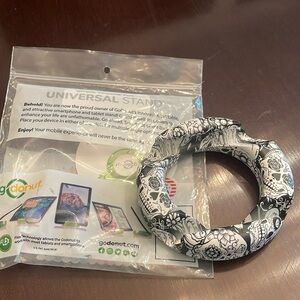 GoDonut Phone Tablet Stand Desk – iPad, iPhone, Kindle & Most Smartphones